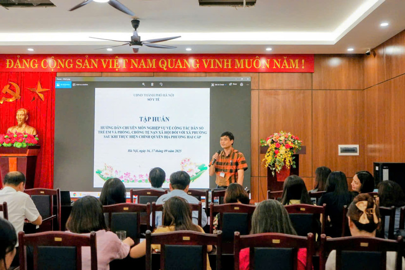 Ông Vũ Duy Hưng, Chi cục trưởng Chi cục Dân số, trẻ em và phòng chống tệ nạn xã hội Hà Nội hướng dẫn chuyên môn, nghiệp vụ cho các học viên