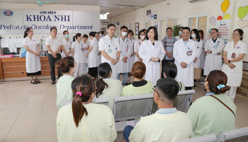 Bộ trưởng Bộ Y tế làm việc tại Bệnh viện K và thăm hỏi bệnh nhân điều trị tại đây