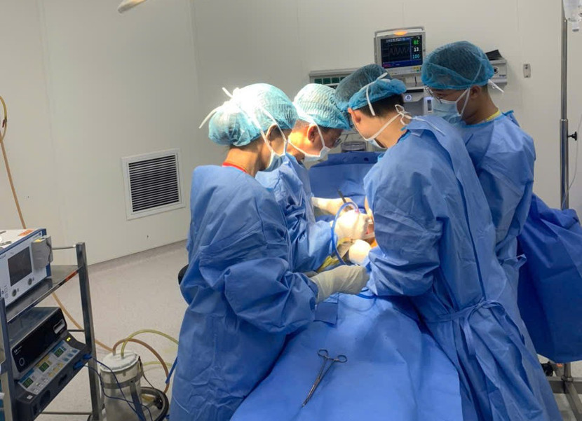 Ca phẫu thuật mổ lấy sỏi cho bệnh nhân ở Bệnh viện E