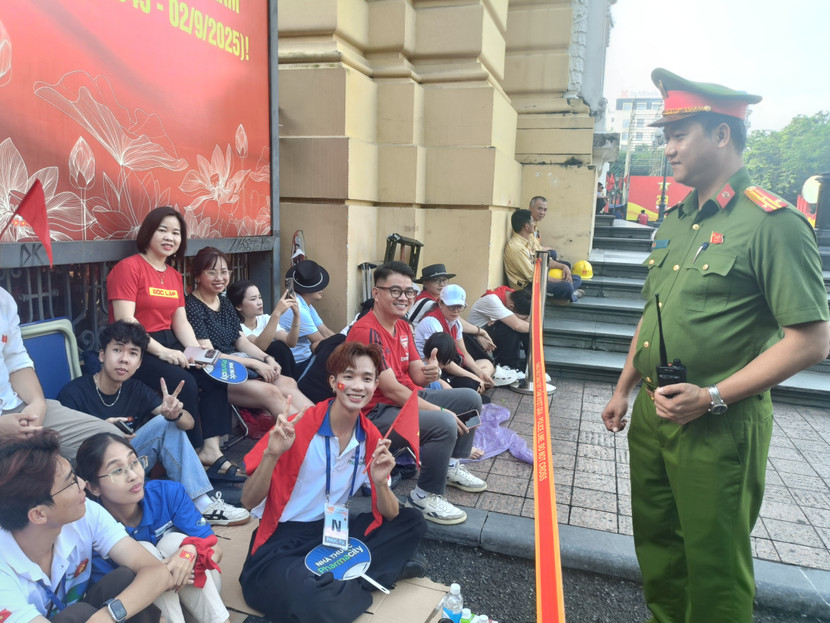 Thượng tá Đặng Văn Chiêu, Trưởng Công an phường Hoàn Kiếm, trực chỉ huy tại khu vực Nhà hát lớn Hà Nội sáng 2-9