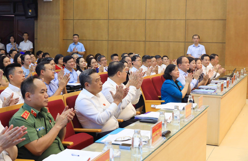 Các đại biểu dự hội nghị tiếp xúc cử tri Các đại biểu dự hội nghị tiếp xúc cử tri