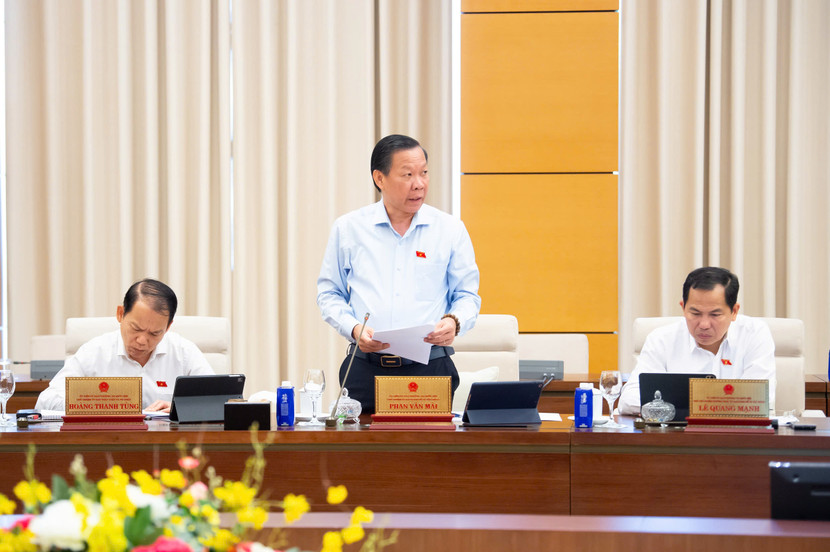 Chủ nhiệm Ủy ban Kinh tế và Tài chính Phan Văn Mãi trình bày Báo cáo Thẩm tra dự án Luật