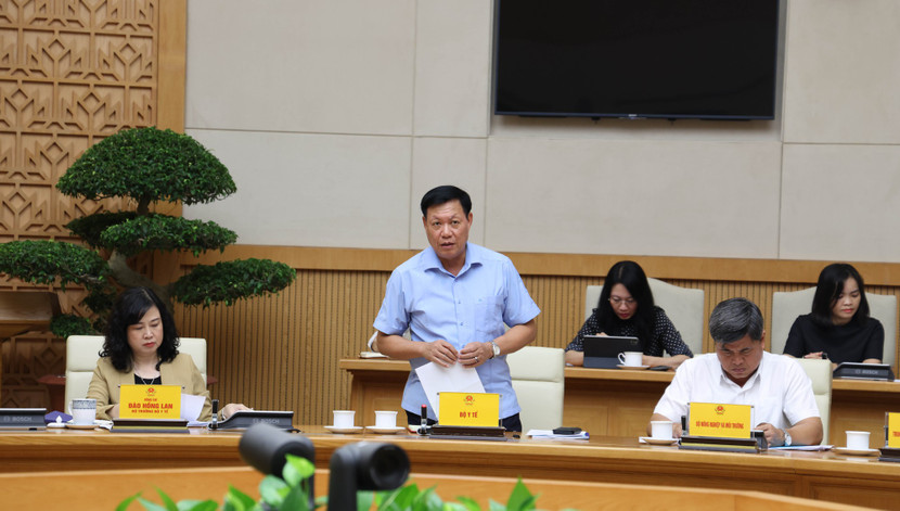 Đại diện Bộ Y tế báo cáo tại cuộc họp Đại diện Bộ Y tế báo cáo tại cuộc họp