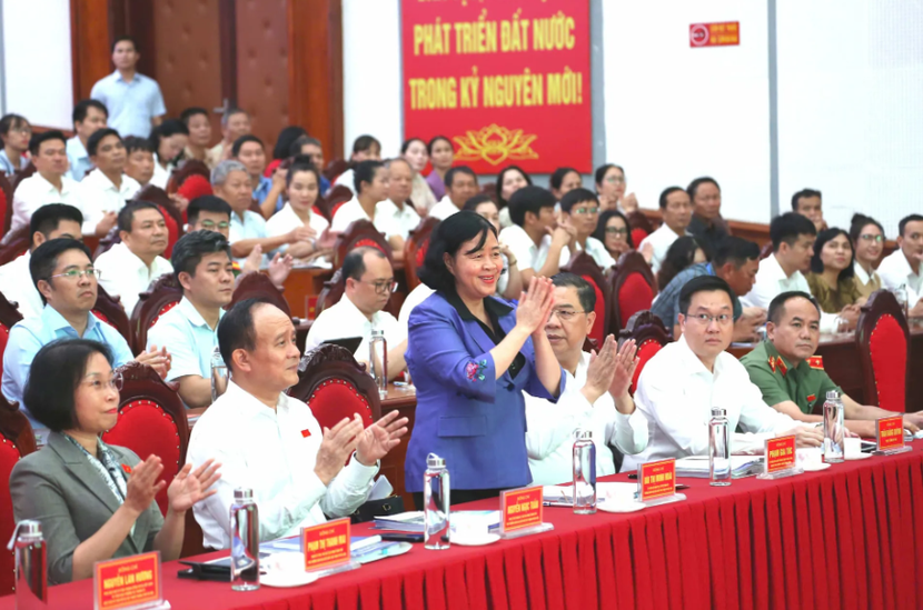 Các đại biểu dự buổi tiếp xúc cử tri Các đại biểu dự buổi tiếp xúc cử tri