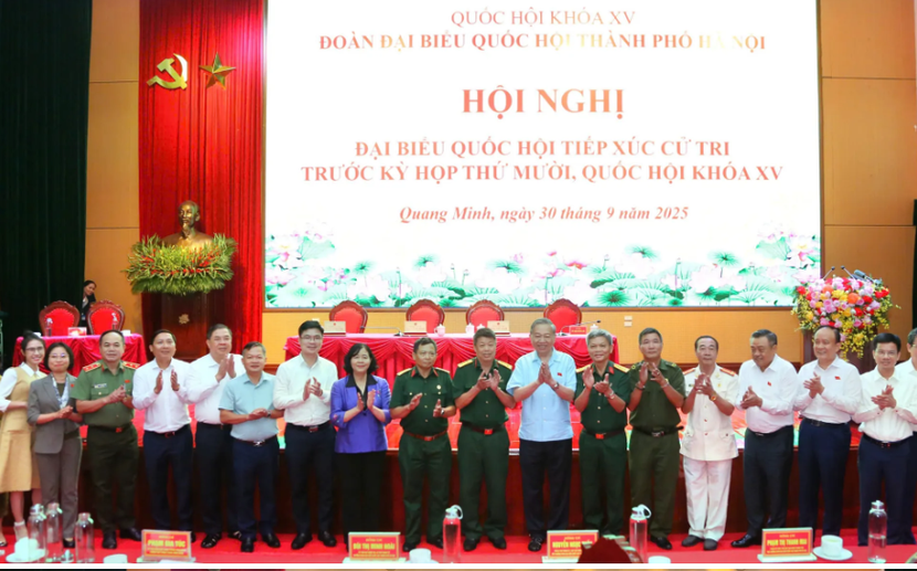 Tổng Bí thư chụp ảnh cùng các đại biểu tại buổi tiếp xúc cử tri Tổng Bí thư chụp ảnh cùng các đại biểu tại buổi tiếp xúc cử tri