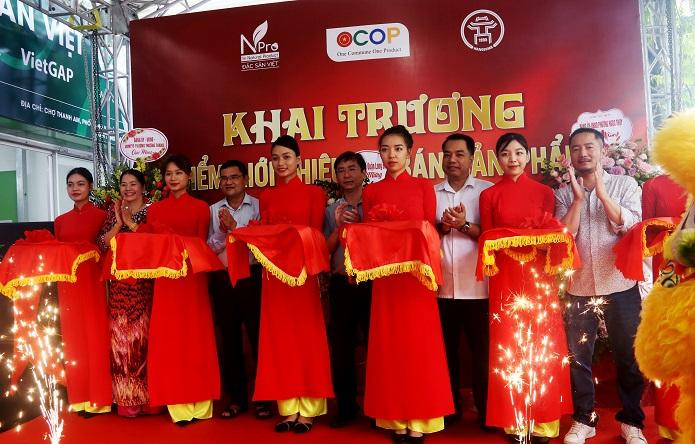 Điểm bán hàng OCOP vừa được khai trương tại chợ Thanh Am Điểm bán hàng OCOP vừa được khai trương tại chợ Thanh Am