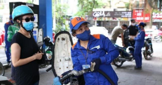 Giá xăng dầu giảm lần đầu tiên kể từ cuối tháng 4-2022