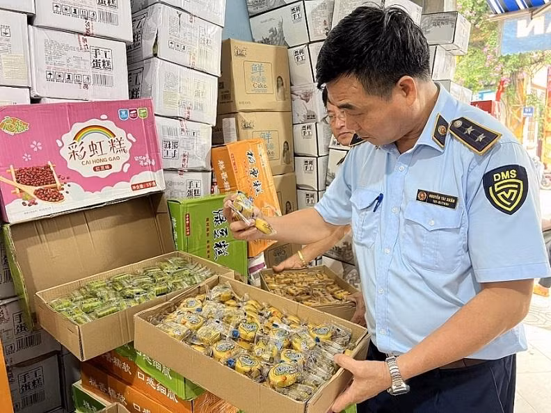 Bánh trung thu "trôi nổi" lại xuất hiện trên thị trường Bánh trung thu "trôi nổi" lại xuất hiện trên thị trường
