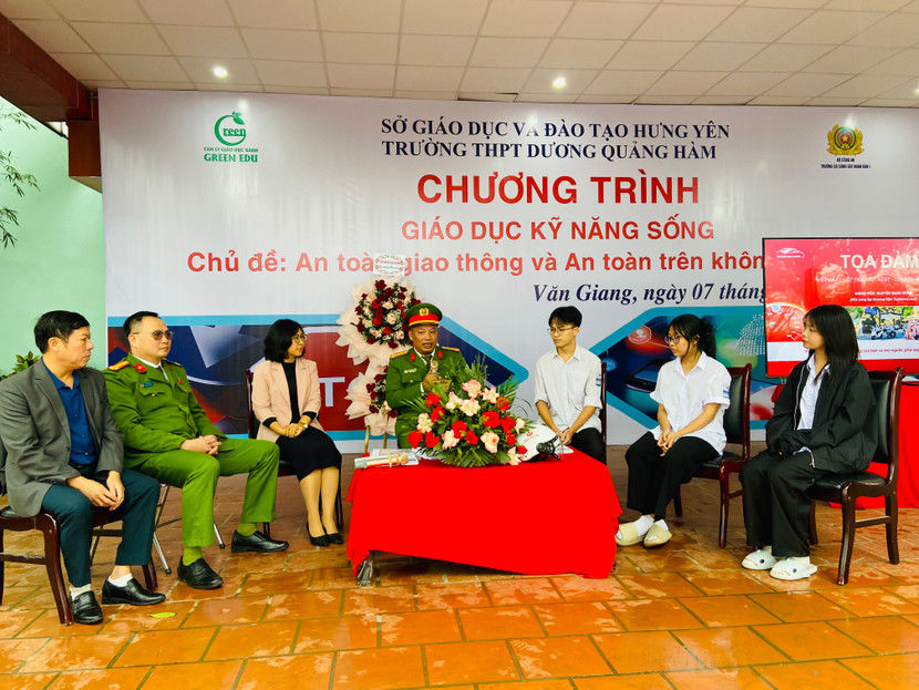 Phần tọa đàm trong chương trình cho thấy thực trạng tham gia giao thông hiện nay của học sinh Phần tọa đàm trong chương trình cho thấy thực trạng tham gia giao thông hiện nay của học sinh