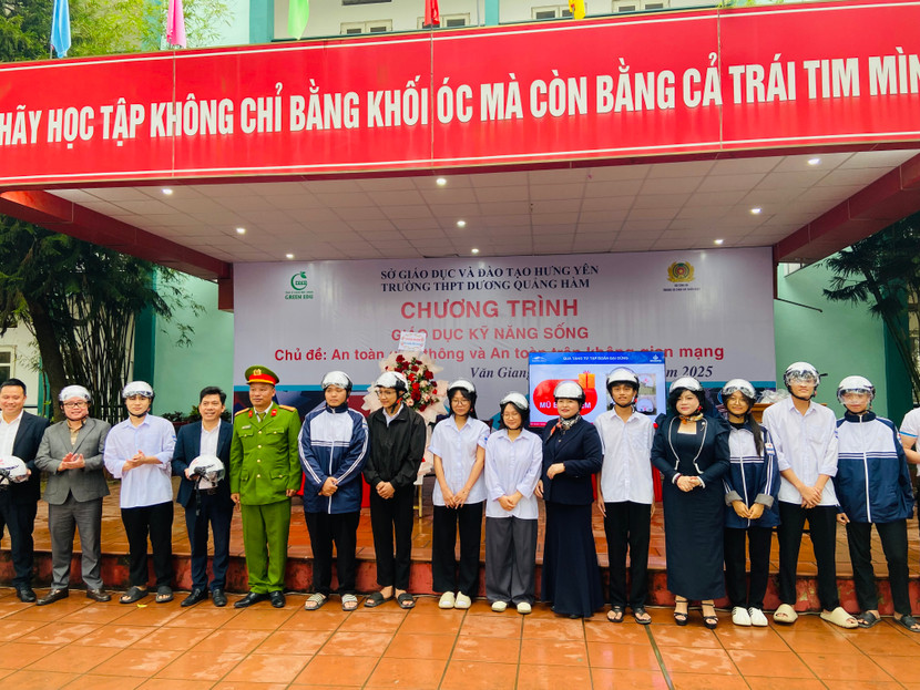 500 chiếc mũ bảo hiểm đạt chuẩn đã được Tập đoàn Đại Dũng trao tặng cho các học sinh gửi gắm thông điệp tham gia giao thông an toàn 500 chiếc mũ bảo hiểm đạt chuẩn đã được Tập đoàn Đại Dũng trao tặng cho các học sinh gửi gắm thông điệp tham gia giao thông an toàn