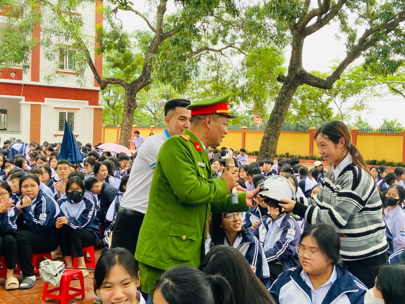 Các học sinh hào hứng tham gia trò chơi trả lời câu hỏi "Ai là triệu phú" trong chương trình Các học sinh hào hứng tham gia trò chơi trả lời câu hỏi "Ai là triệu phú" trong chương trình