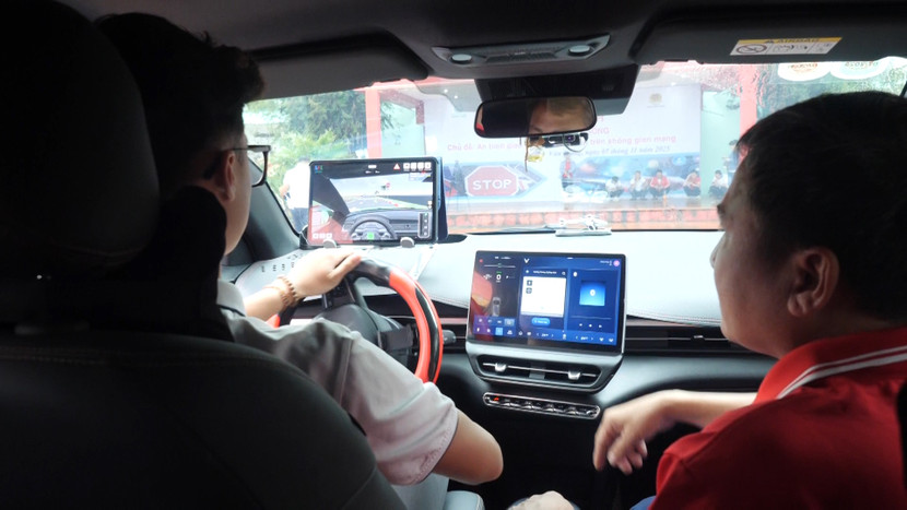 Học sinh được trải nghiệm học lái xe với thiết bị giả lập Học sinh được trải nghiệm học lái xe với thiết bị giả lập