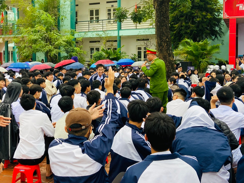 Dù trời mưa nhưng không khí buổi tuyên truyền vẫn rất sôi nổi Dù trời mưa nhưng không khí buổi tuyên truyền vẫn rất sôi nổi