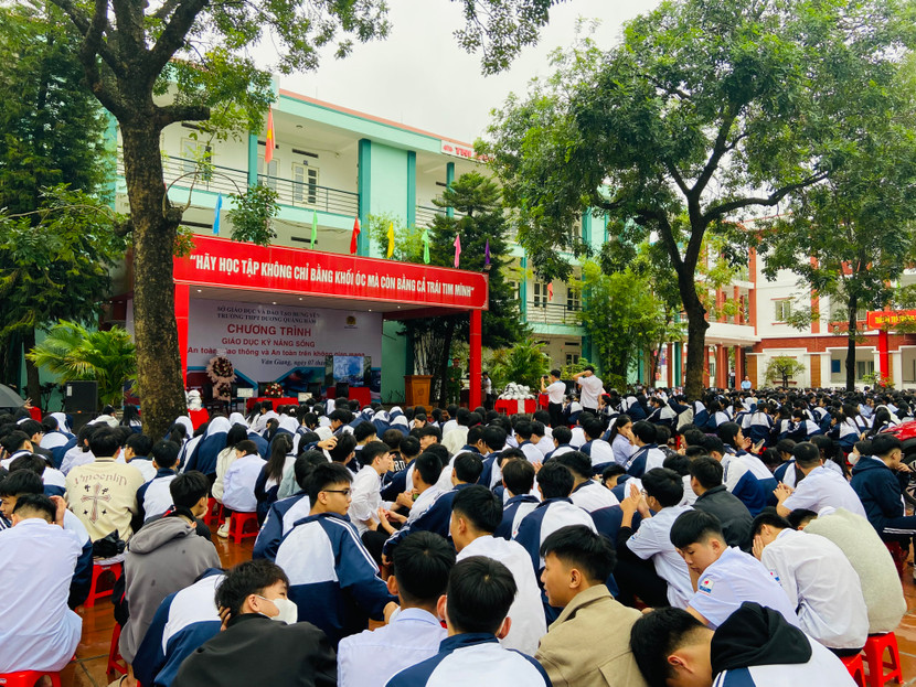 Hơn 1.500 học sinh Trường THPT Dương Quảng Hàm tham gia buổi tuyên truyền an toàn giao thông "Lái sớm học đường" Hơn 1.500 học sinh Trường THPT Dương Quảng Hàm tham gia buổi tuyên truyền an toàn giao thông "Lái sớm học đường"