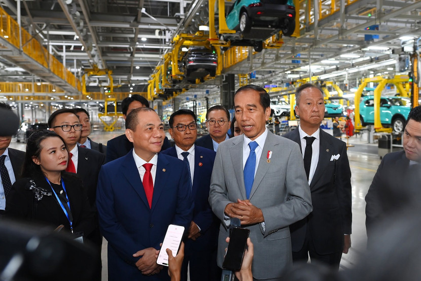 Tổng thống Joko Widodo đã đến thăm Tổ hợp Nhà máy sản xuất ô tô, xe máy điện VinFast và trực tiếp tìm hiểu các dòng ô tô điện cao cấp thương hiệu Việt Tổng thống Joko Widodo đã đến thăm Tổ hợp Nhà máy sản xuất ô tô, xe máy điện VinFast và trực tiếp tìm hiểu các dòng ô tô điện cao cấp thương hiệu Việt