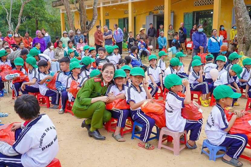 Trung tá Nguyễn Thu Hà trong chuyến công tác thiện nguyện trao quà tặng học sinh nghèo vùng cao