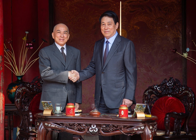 Chủ tịch nước Lương Cường và Quốc vương Norodom Sihamoni thưởng thức trà trong khuôn viên Văn Miếu - Quốc Tử Giám Chủ tịch nước Lương Cường và Quốc vương Norodom Sihamoni thưởng thức trà trong khuôn viên Văn Miếu - Quốc Tử Giám