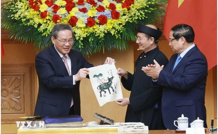 Thủ tướng Phạm Minh Chính và Thủ tướng Trung Quốc Lý Cường cùng làm tranh dân gian Đông Hồ Thủ tướng Phạm Minh Chính và Thủ tướng Trung Quốc Lý Cường cùng làm tranh dân gian Đông Hồ
