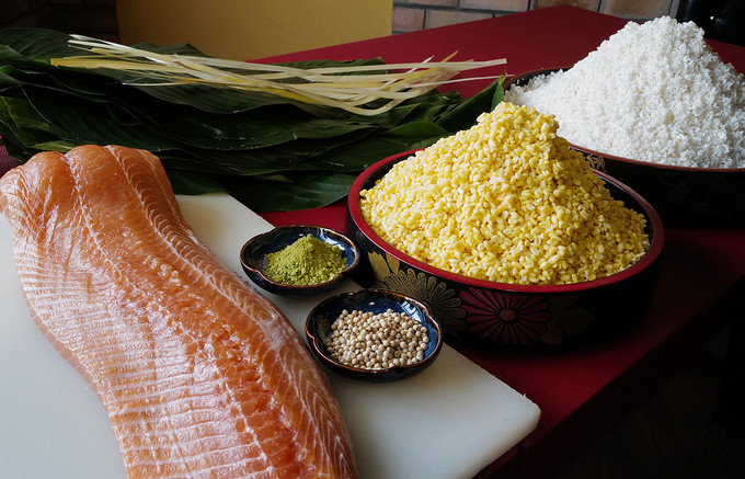 Bánh chưng nhân cá hồi ăn kèm với gừng hồng Bánh chưng nhân cá hồi ăn kèm với gừng hồng