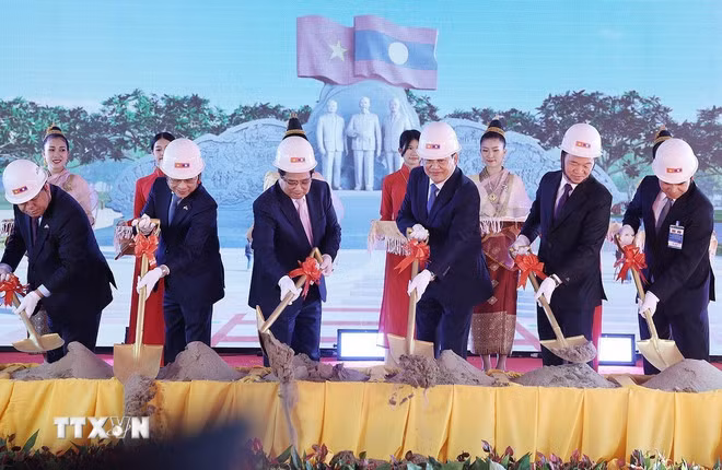 Thủ tướng Phạm Minh Chính và Thủ tướng Lào Sonexay Siphandone cùng các đại biểu thực hiện nghi thức động thổ dự án Công viên Hữu nghị Lào-Việt Nam