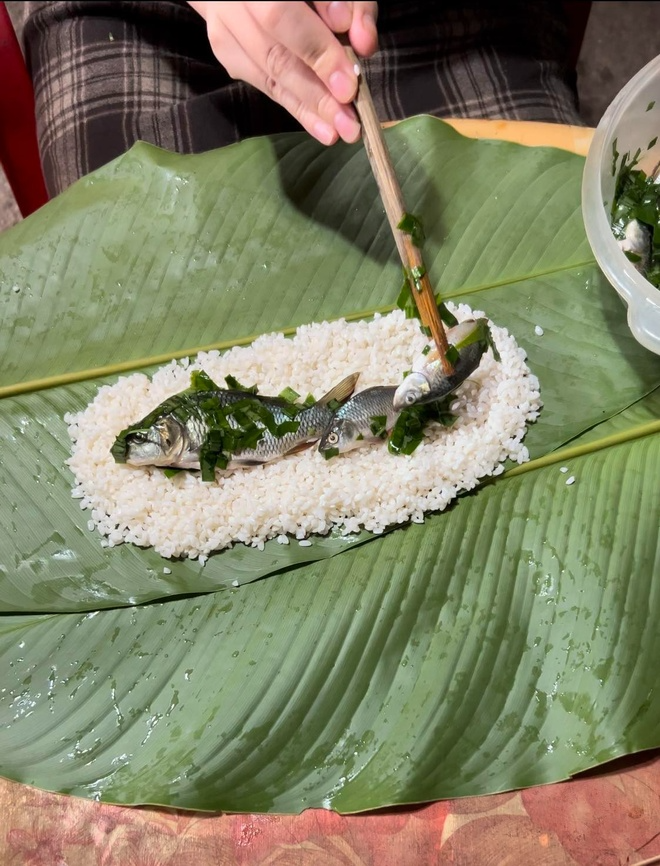 Cá chép nhỏ được lấy làm nhân bánh chưng Cá chép nhỏ được lấy làm nhân bánh chưng