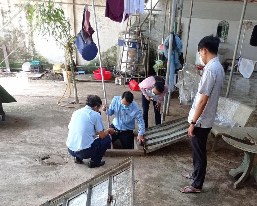 Lực lượng chức năng đo bồn bể chứa xăng dầu tại 1 cây xăng