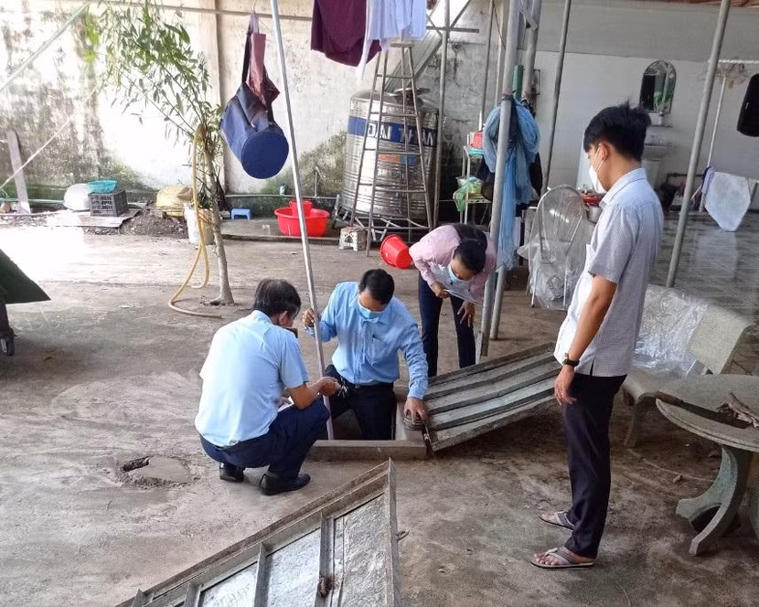 Lực lượng chức năng đo bồn bể chứa xăng dầu tại 1 cây xăng