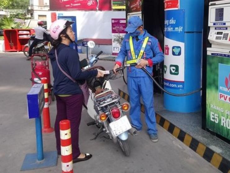 Giá xăng dầu tiếp tục giảm mạnh, về ngang tháng 10-2021 Giá xăng dầu tiếp tục giảm mạnh, về ngang tháng 10-2021