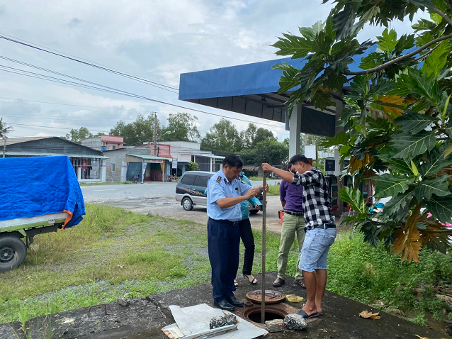 Lực lượng QLTT giám sát cây xăng đóng cửa, đo bồn chứa xăng dầu