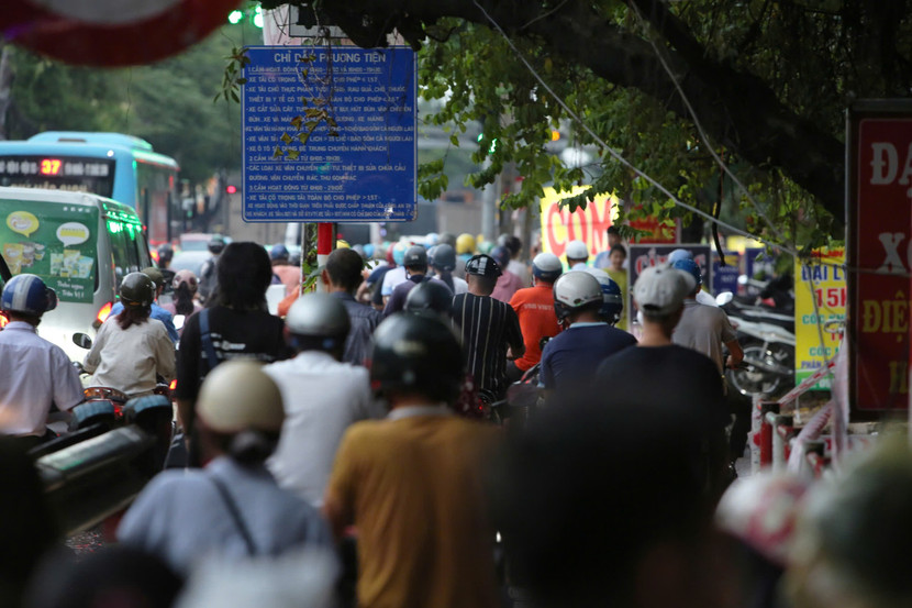 Nhiều tuyến phố ùn tắc do ảnh hưởng của mưa bão