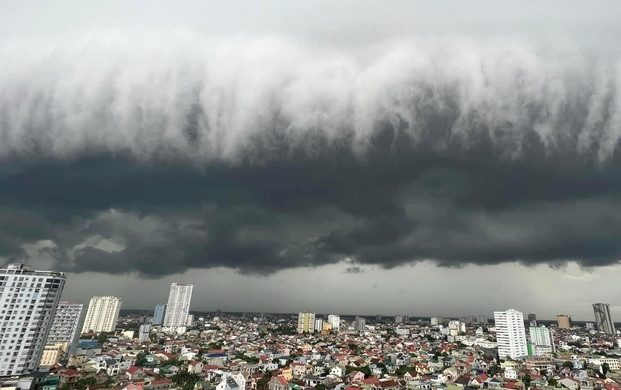 Hình ảnh đám mây cuồn cuộn như sóng thần xuất hiện tại thành phố Vinh, tỉnh Nghệ An sáng 6-9