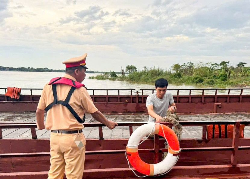 Đội Cảnh sát đường thuỷ số 2 hỗ trợ người dân neo đậu tương tiện tại bến khách Cẩm Cơ - huyện Thường Tín