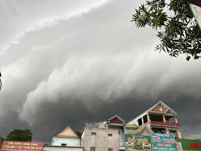 Những đám mây lớn trên bầu trời miền Trung trước giờ bão số 3 đổ bộ