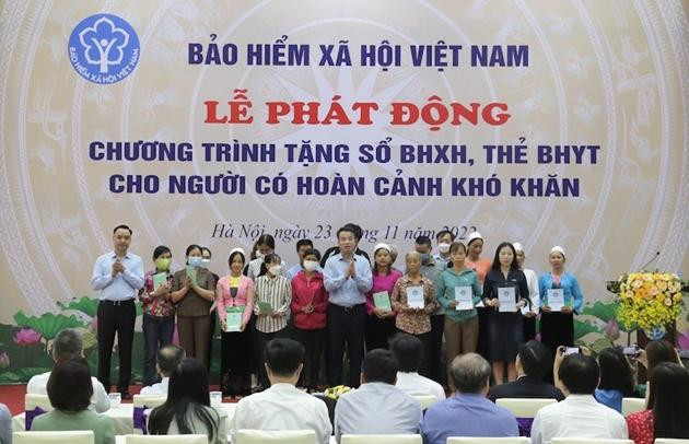 Tổng Giám đốc BHXH Việt Nam Nguyễn Thế Mạnh trao tặng sổ BHXH và thẻ BHYT cho người dân