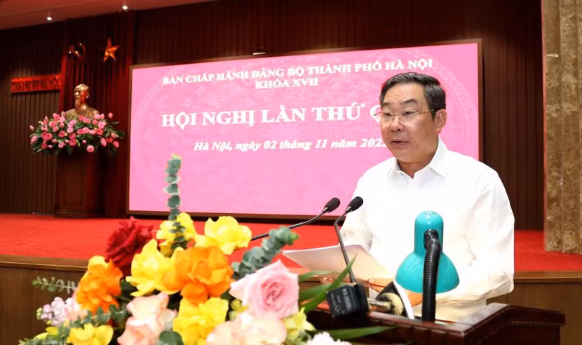 Phó Chủ tịch Thường trực UBND TP Hà Nội Lê Hồng Sơn trình bày báo cáo tại hội nghị.