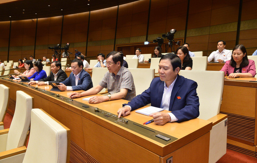 Các ĐBQH bấm nút biểu quyết thông qua Luật Phòng, chống bạo lực gia đình (sửa đổi) Các ĐBQH bấm nút biểu quyết thông qua Luật Phòng, chống bạo lực gia đình (sửa đổi)