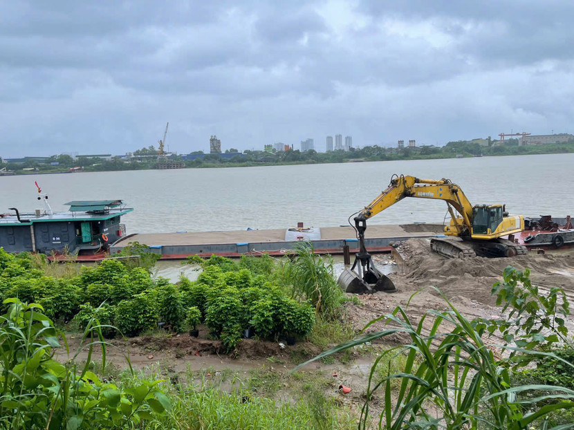 Bãi tập kết, trung chuyển vật liệu xây dựng trái phép ven sông Hồng được xác định tại thôn 5, xã Bát Tràng