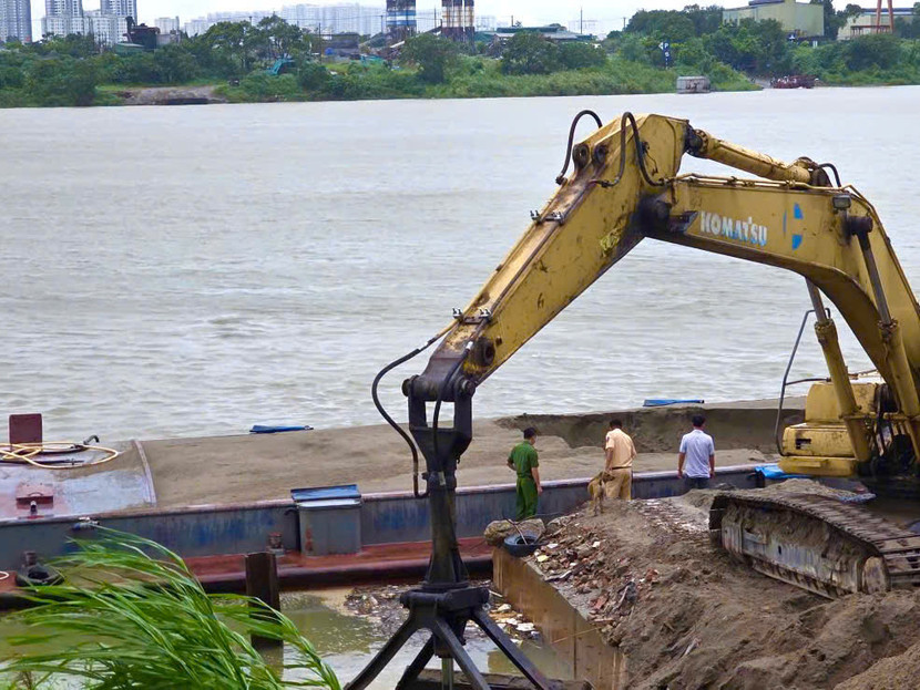 Lực lượng chức năng kiểm tra hoạt động tập kết phương tiện tại bãi này để có căn cứ xử lý vi phạm