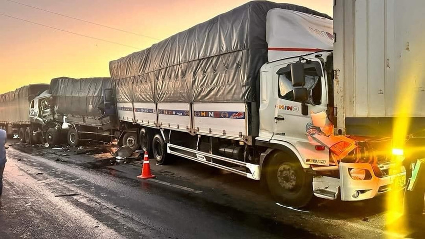 Hiện trường vụ tai nạn giao thông liên hoàn Hiện trường vụ tai nạn giao thông liên hoàn