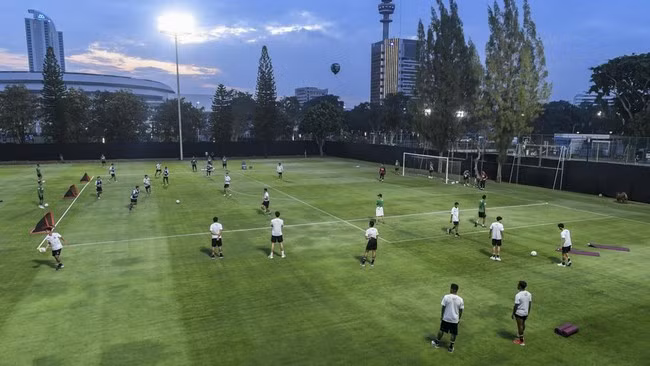 Đội tuyển Indonesia quây kín sân tập bằng vải đen trước trận giao hữu Argentina