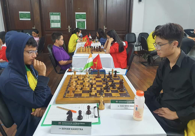 Thi đấu thành công tại giải, Đào Minh Nhật (phải) đạt chuẩn đại kiện tướng quốc tế