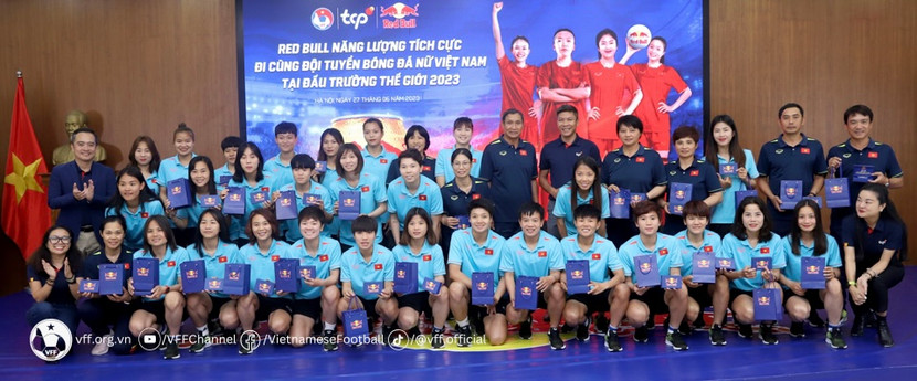 ... và kỷ niệm chương bằng vàng khắc tên riêng từng người ... và kỷ niệm chương bằng vàng khắc tên riêng từng người