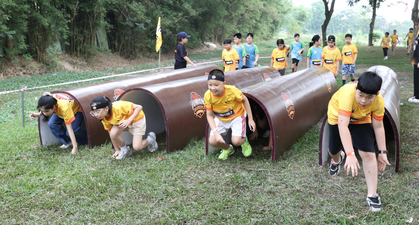 Các vận động viên từ 6-12 tuổi sôi nổi thi vượt chướng ngại vật