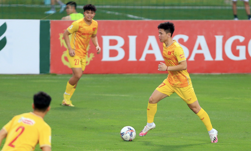 Các tuyển thủ tích cực tập luyện, cạnh tranh suất chính thức đá 2 trận giao hữu quốc tế