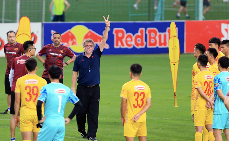 HLV Troussier triển khai giáo án với 25/58 cầu thủ