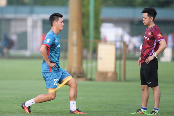 Tiến Linh đang tập phục hồi với bác sỹ đội tuyển sau khi HLV Troussier buộc phải gạch tên anh khỏi hai trận giao hữu với Hong Kong và Syria Tiến Linh đang tập phục hồi với bác sỹ đội tuyển sau khi HLV Troussier buộc phải gạch tên anh khỏi hai trận giao hữu với Hong Kong và Syria