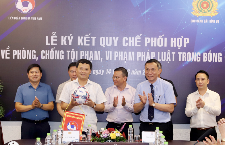 Đại diện VFF và Cục Cảnh sát hình sự - Bộ Công an tại lễ ký kết hợp tác Đại diện VFF và Cục Cảnh sát hình sự - Bộ Công an tại lễ ký kết hợp tác