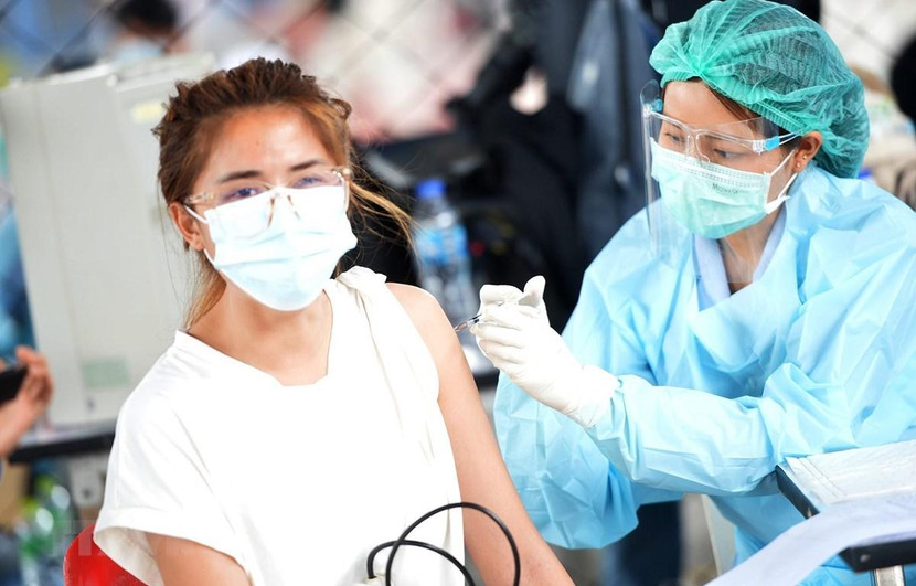 Nhân viên y tế tiêm vaccine ngừa Covid-19 cho người dân tại Bangkok, Thái Lan, ngày 7-4-2021