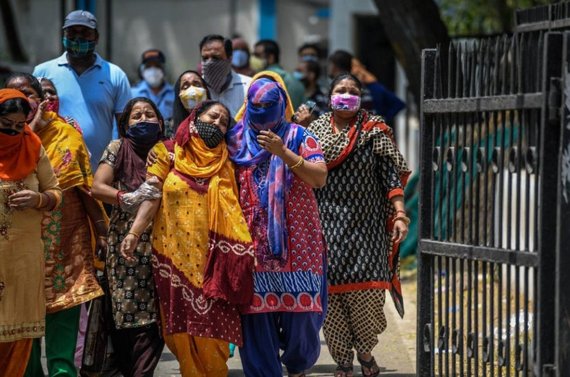 Người thân than khóc bên ngoài nhà xác bệnh viện ở Delhi sau khi nhìn thấy thi thể của các bệnh nhân Covid-19 Ảnh: New York Times Người thân than khóc bên ngoài nhà xác bệnh viện ở Delhi sau khi nhìn thấy thi thể của các bệnh nhân Covid-19 Ảnh: New York Times