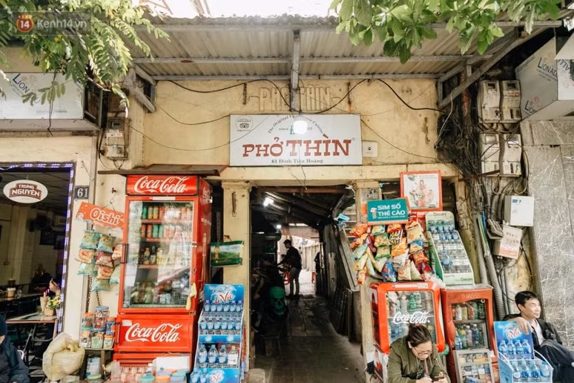 Phở Thìn nằm trong con ngõ nhỏ ở phố Đinh Tiên Hoàng